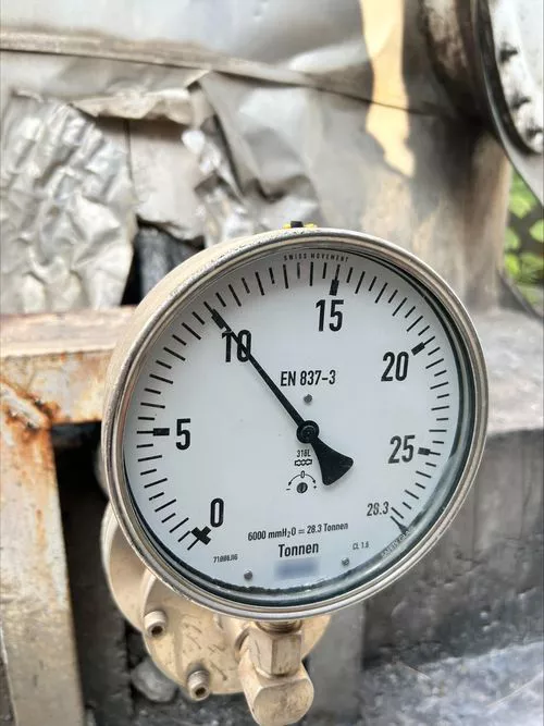 SJ_Gauge_client old pressure gauge for liquid level measurement