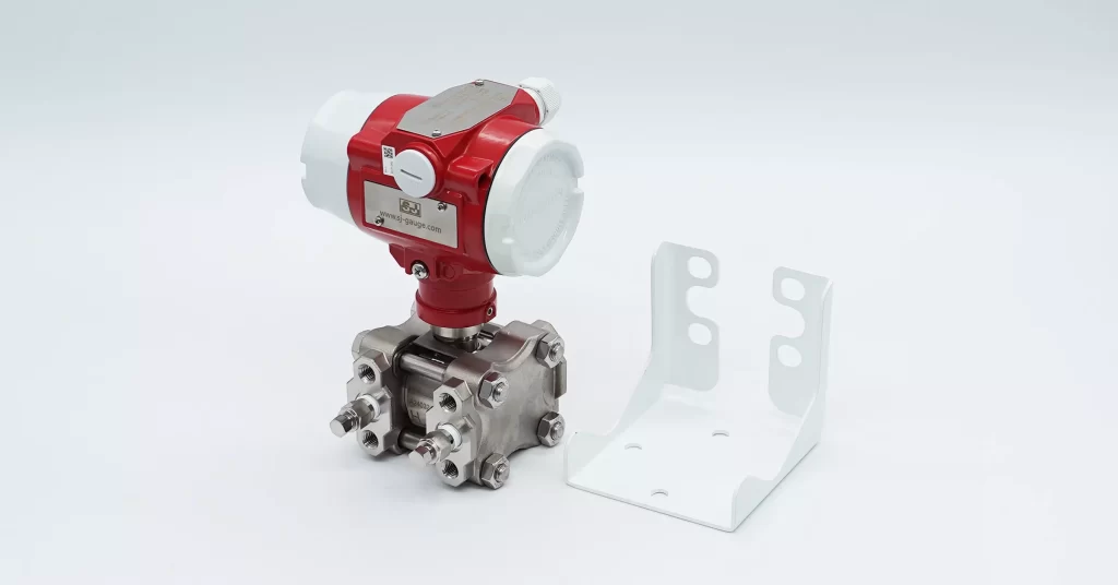 DP transmitter with plate mounting bent bracket