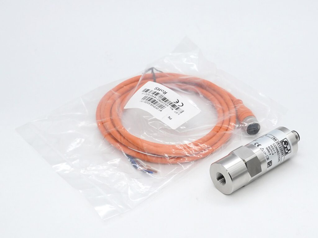 Pemancar tekanan dengan kit aksesori kabel untuk kemudahan pemasangan dan koneksi sinyal.