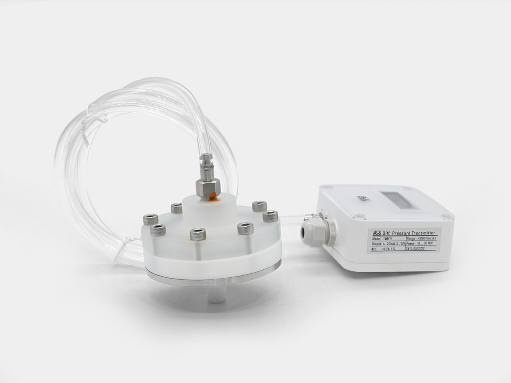 TWM11 được lắp ráp với bộ cách ly màng DIT-P, sử dụng vật liệu PP cho phần trên và PTFE cho phần dưới, dành cho các ứng dụng với môi trường ăn mòn.