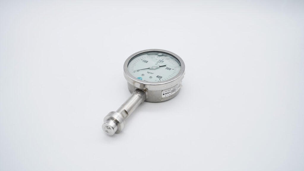 Pengukur tekanan yang dirakit dengan segel diafragma homogenizer DIHO untuk aplikasi higienis bertekanan tinggi.