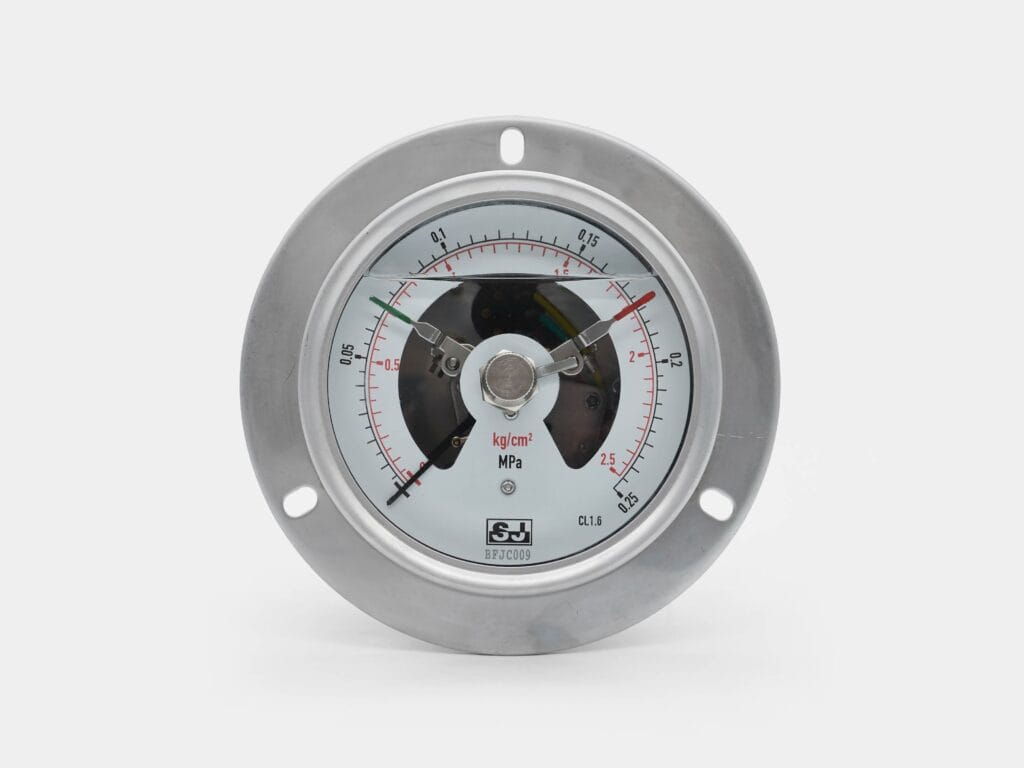 4-inch oil-filled recessed pressure gauge with flange for vibration-resistant panel applications.