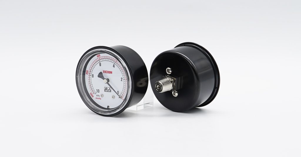 Low pressure gauge with iron case capsule vacuum