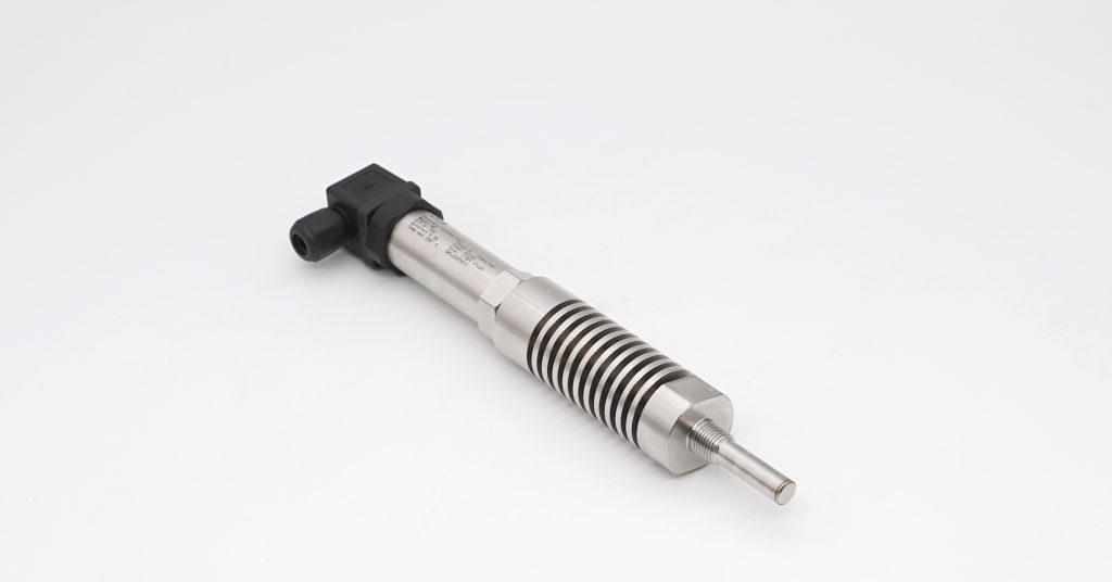 Pressure transmitter with flush diaphragm and cooling element