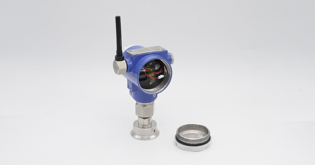 Rugged housing with stainless steel wetted parts for harsh industrial environments