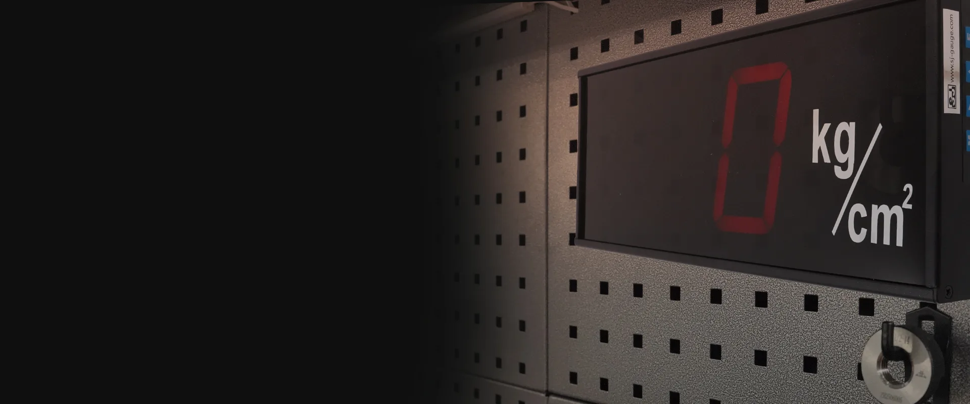 Digital panel display showing pressure in kilograms per square centimeter