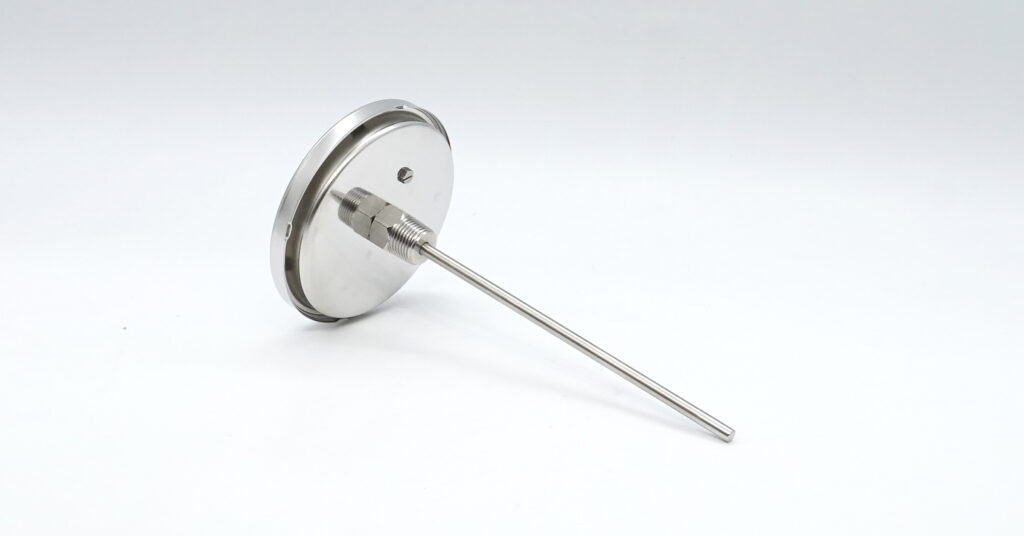 La parte posterior de este termómetro dispone de un tornillo de ajuste a cero para calibrarlo manualmente y realizar mediciones precisas.