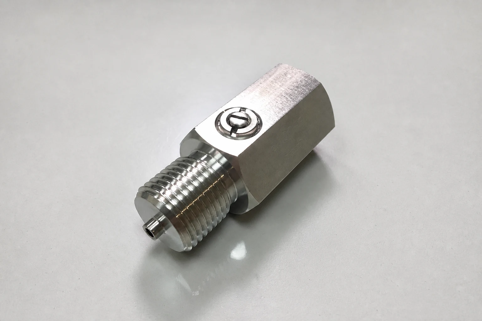 Stainless steel threaded adapter for a pressure gauge process connection