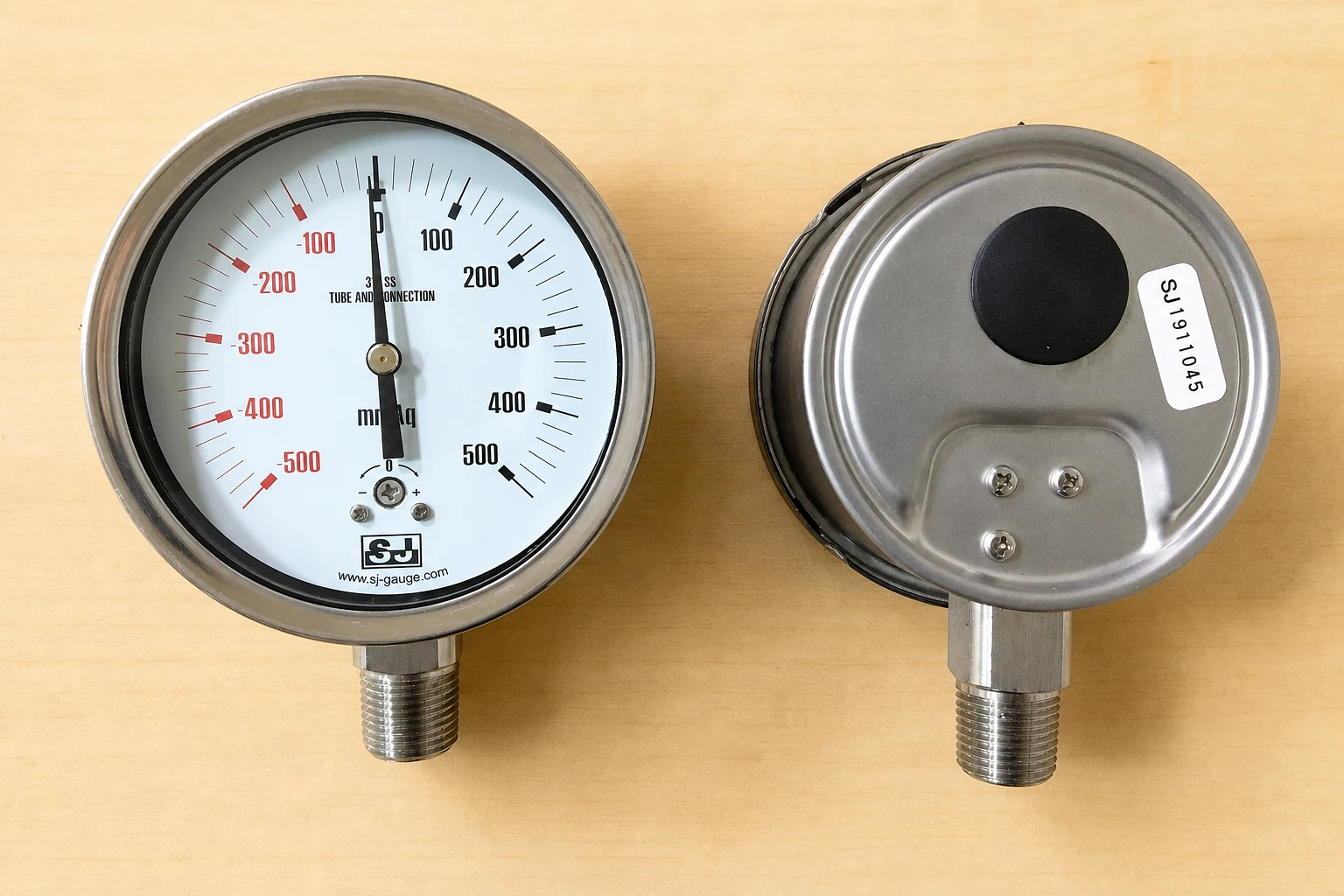 SJ pressure gauges shown from front and back with exposed threaded process connections