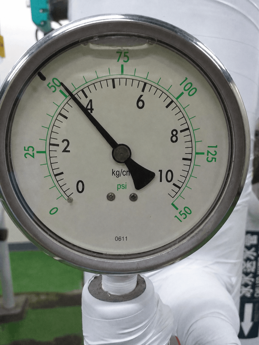 Industrial liquid-filled pressure gauge used to damp vibration and pressure pulsation