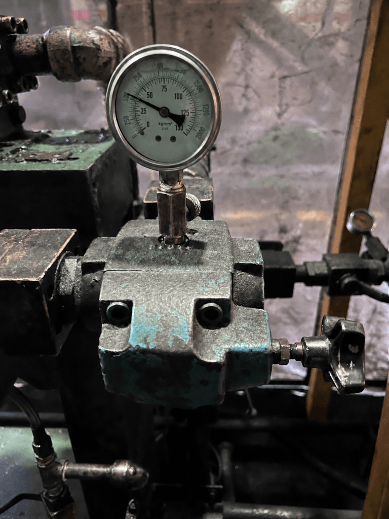 Pressure gauge installed directly on vibrating hydraulic machinery