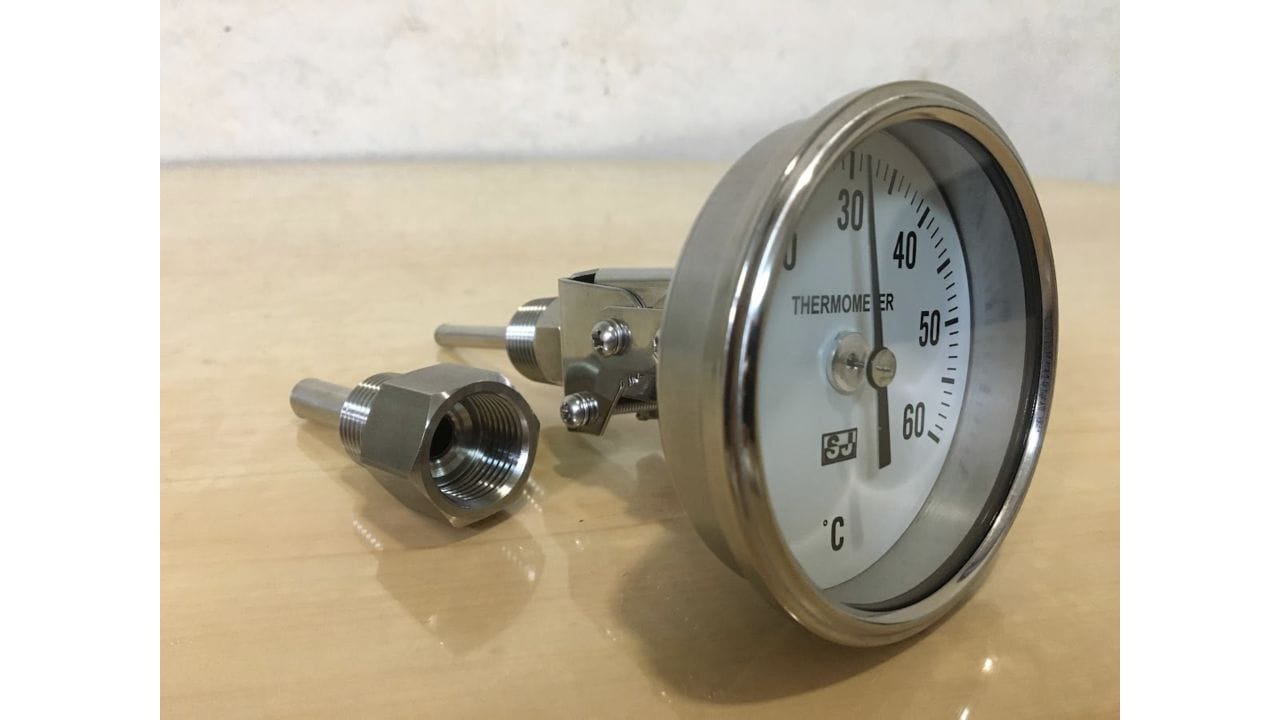 Industrial thermometer with connector and thermowell components