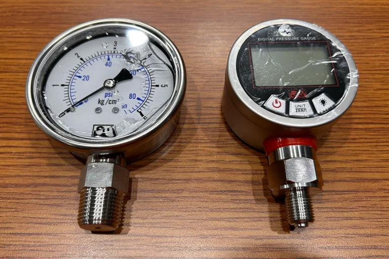 SJ analog and digital pressure gauges showing their threaded process connections
