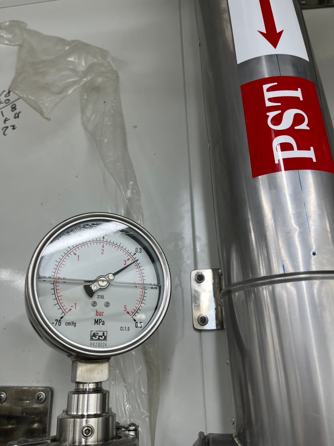 Installed SJ diaphragm pressure gauge in a customer oil-leakage report.