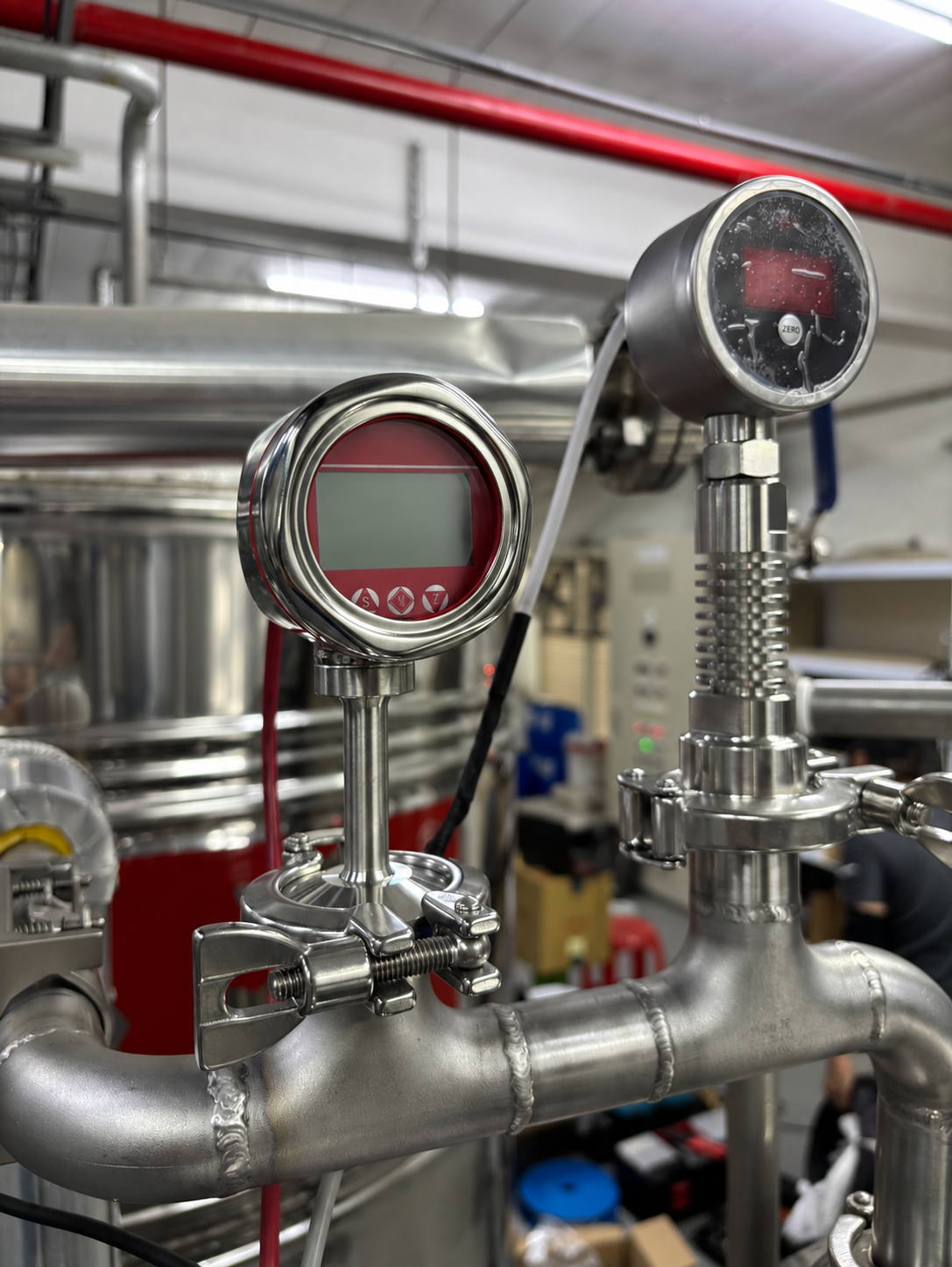 Clamp-connected instruments on an industrial process pipe